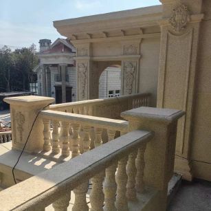 拉萨 黄金麻别墅外墙干挂雕花配合阳台栏杆花瓶柱