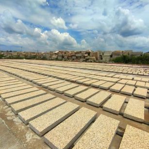 拉萨 黄金麻花岗岩荔枝面地铺石防护中