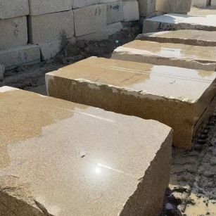 拉萨 黄金麻方料堆场洗料分选中，原材料充足