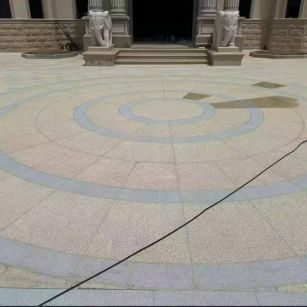 拉萨 黄金麻芝麻灰花岗岩石材地铺拼接效果