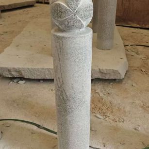 拉萨 芝麻白花岗岩石材挡车石柱、停车柱、圆柱挡车柱、方柱挡车柱等