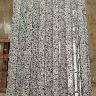 拉萨 芝麻白花岗岩荔枝面雕刻盲道，盲条