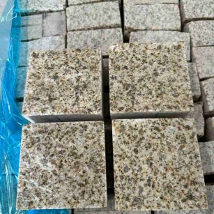 拉萨 黄金麻花岗岩自然面小方块，弹石，马蹄石等