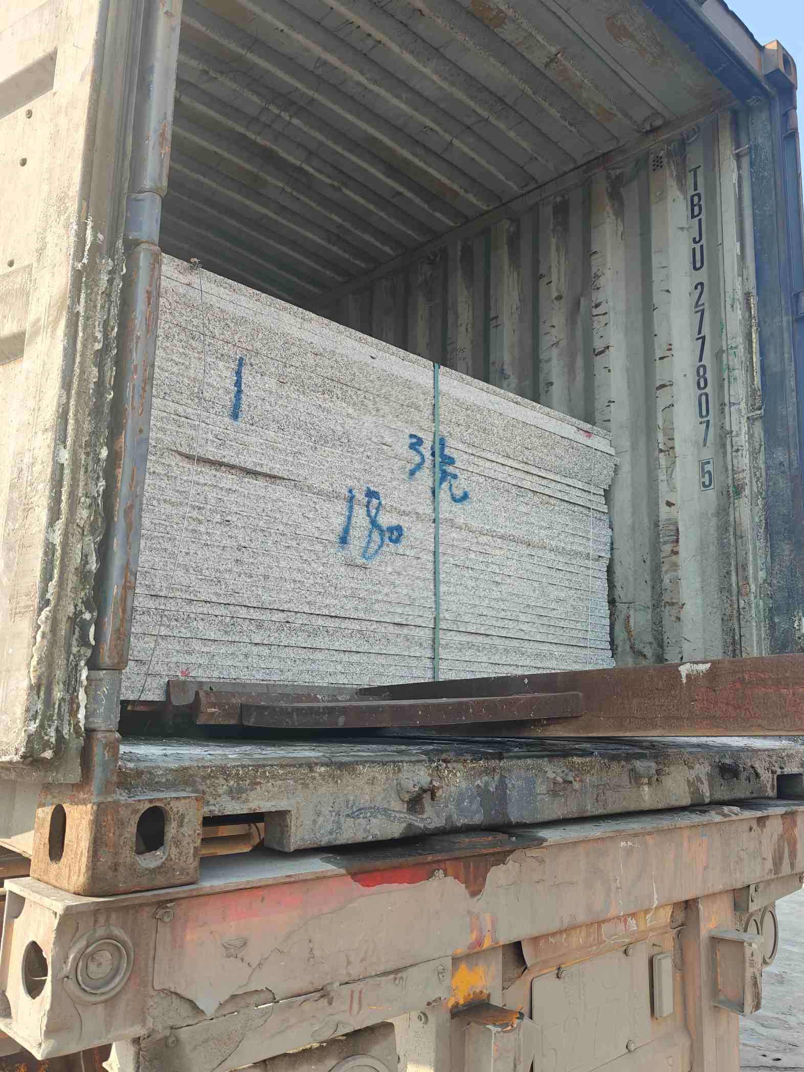 拉萨 芝麻白花岗岩石材3.0公分光面毛板装柜出货