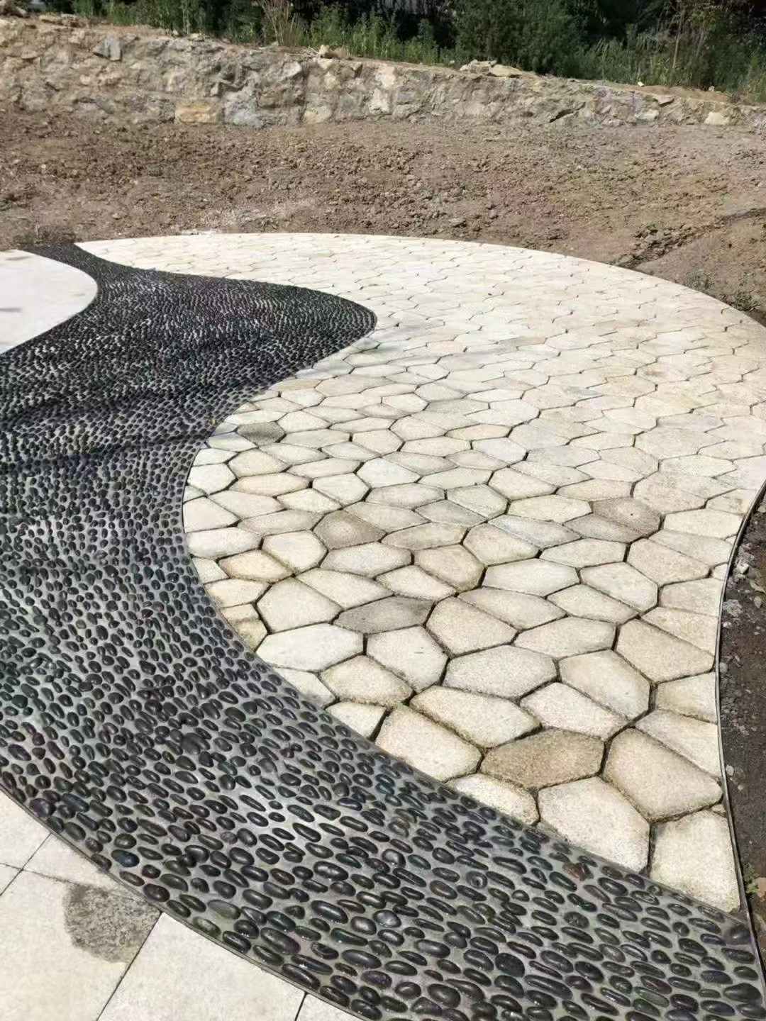 拉萨 黄金麻冰裂纹地铺石工地铺装案例