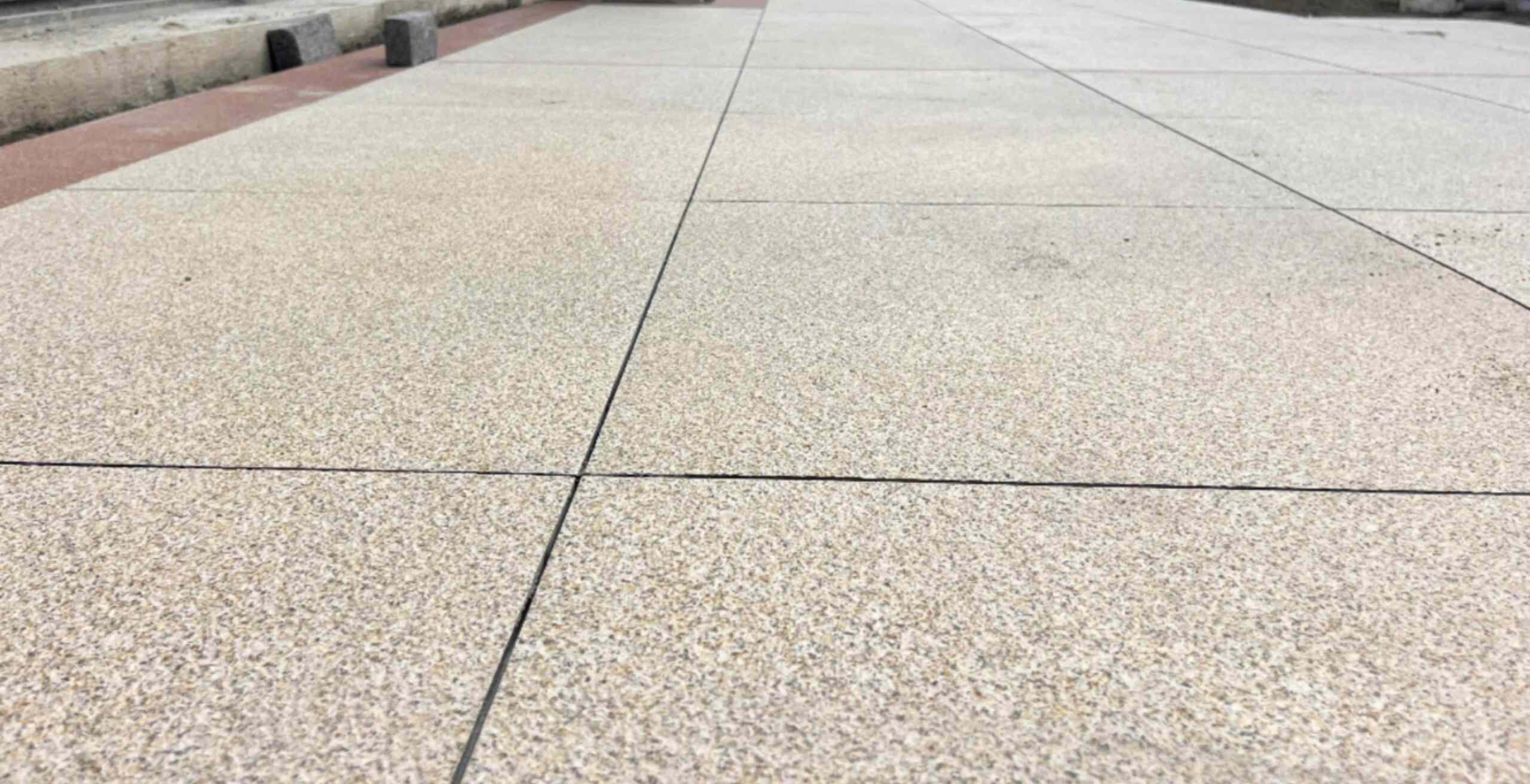 拉萨 黄金麻花岗岩石板材荔枝面地面铺装效果