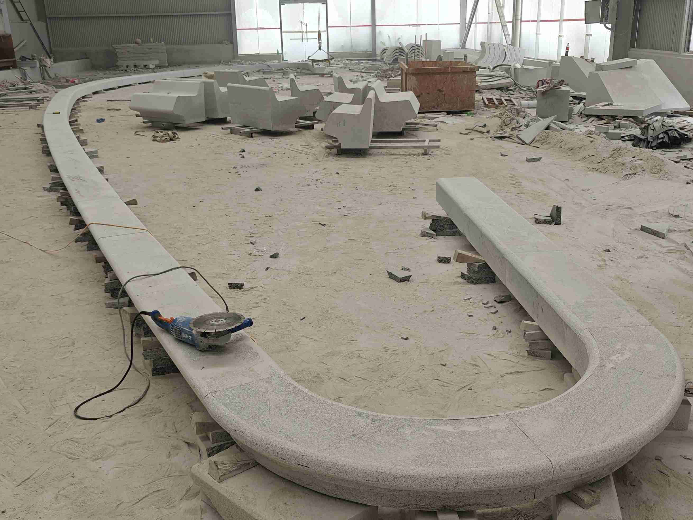 拉萨 芝麻白花岗岩弧形花坛石，坐凳石