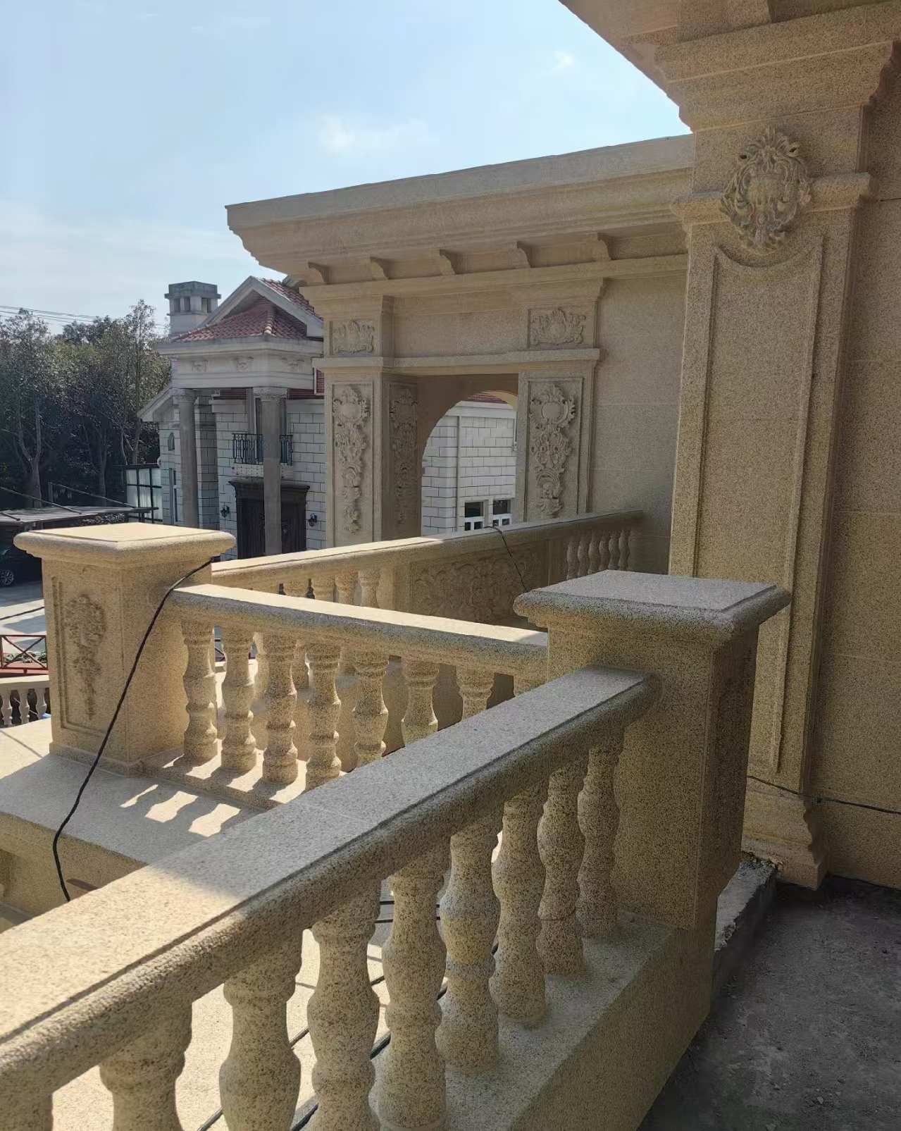 拉萨 黄金麻别墅外墙干挂雕花配合阳台栏杆花瓶柱