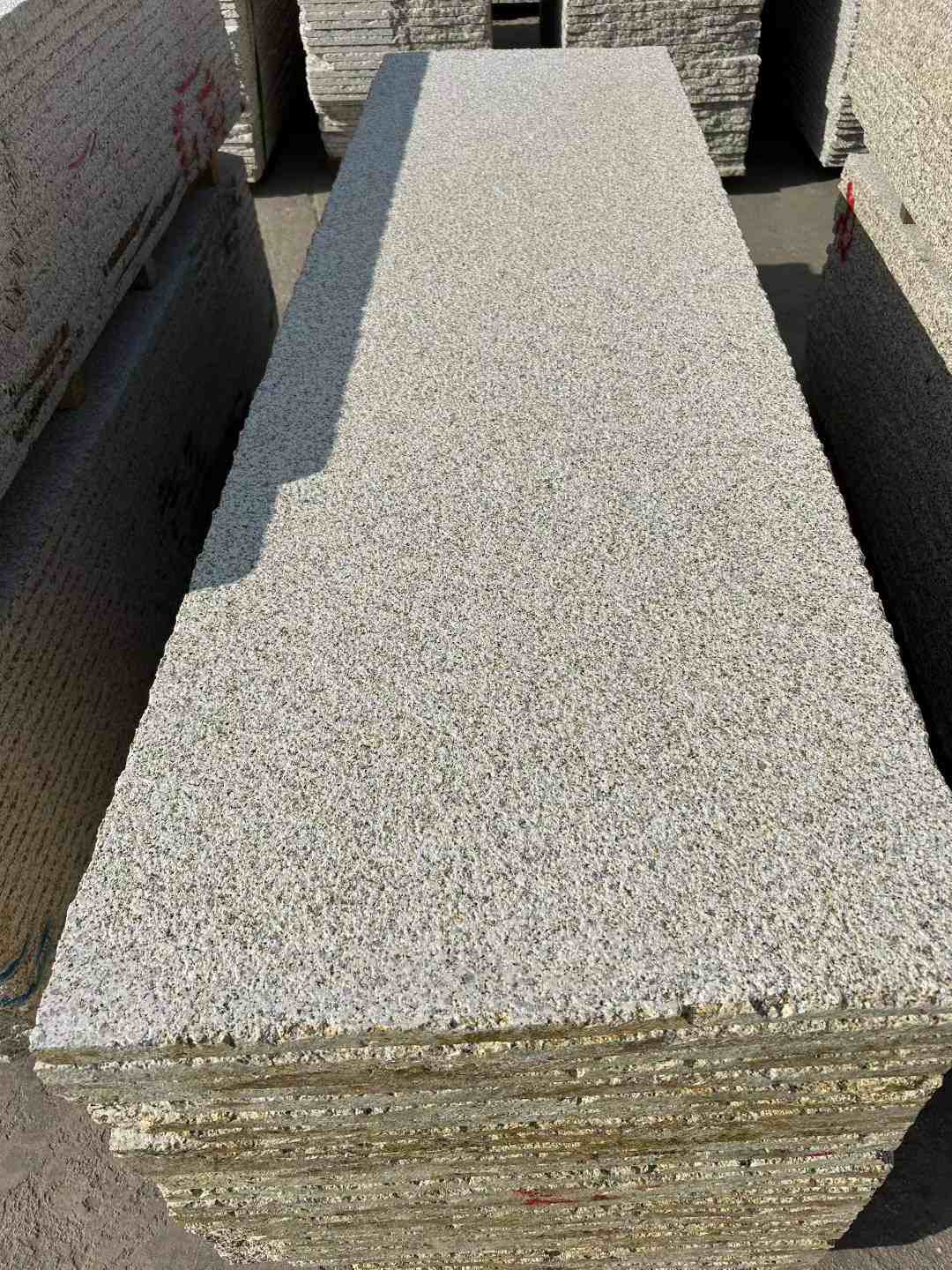 拉萨 黄金麻花岗岩荔枝面毛板，半成品