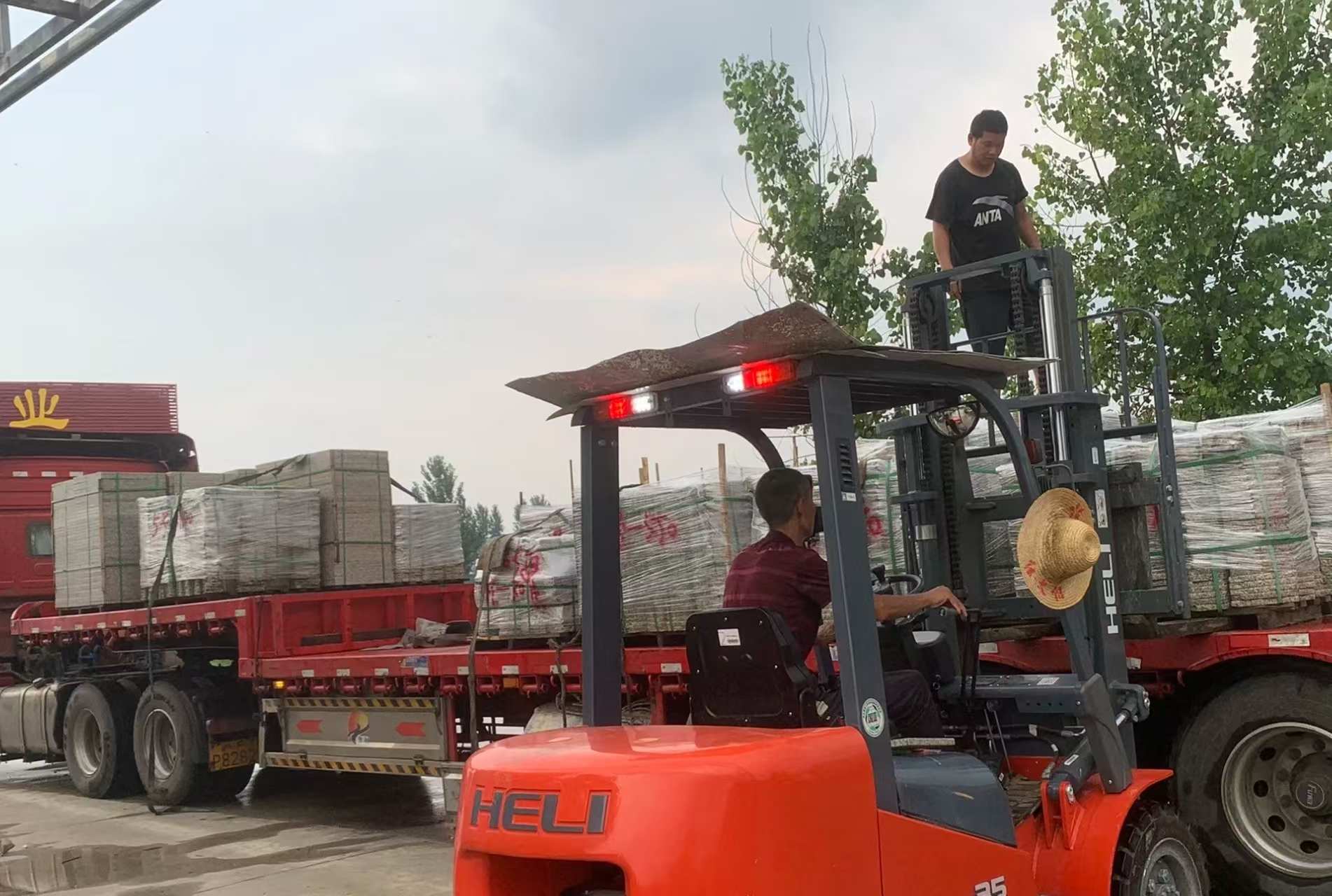 拉萨 黄金麻冰裂纹，地铺石装车