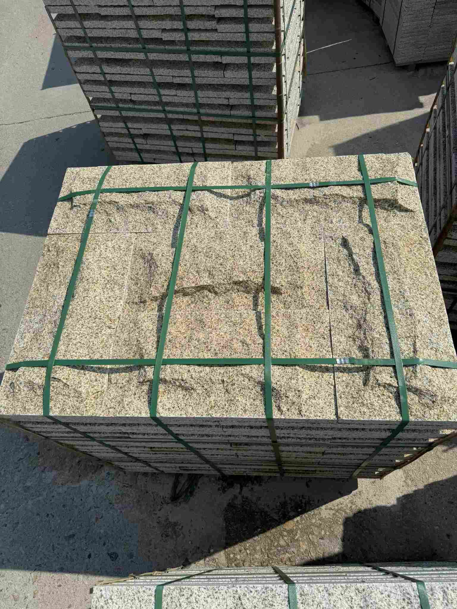 拉萨 黄金麻花岗岩石材自然面蘑菇石成品