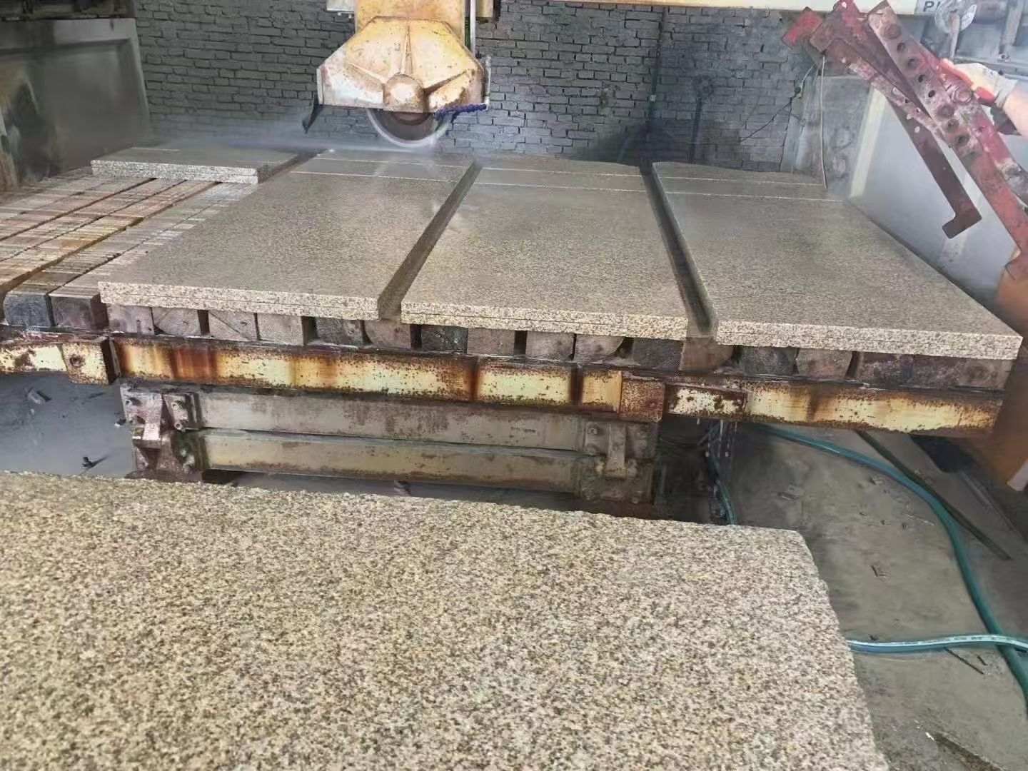 拉萨 黄金麻荔枝面成品板加工