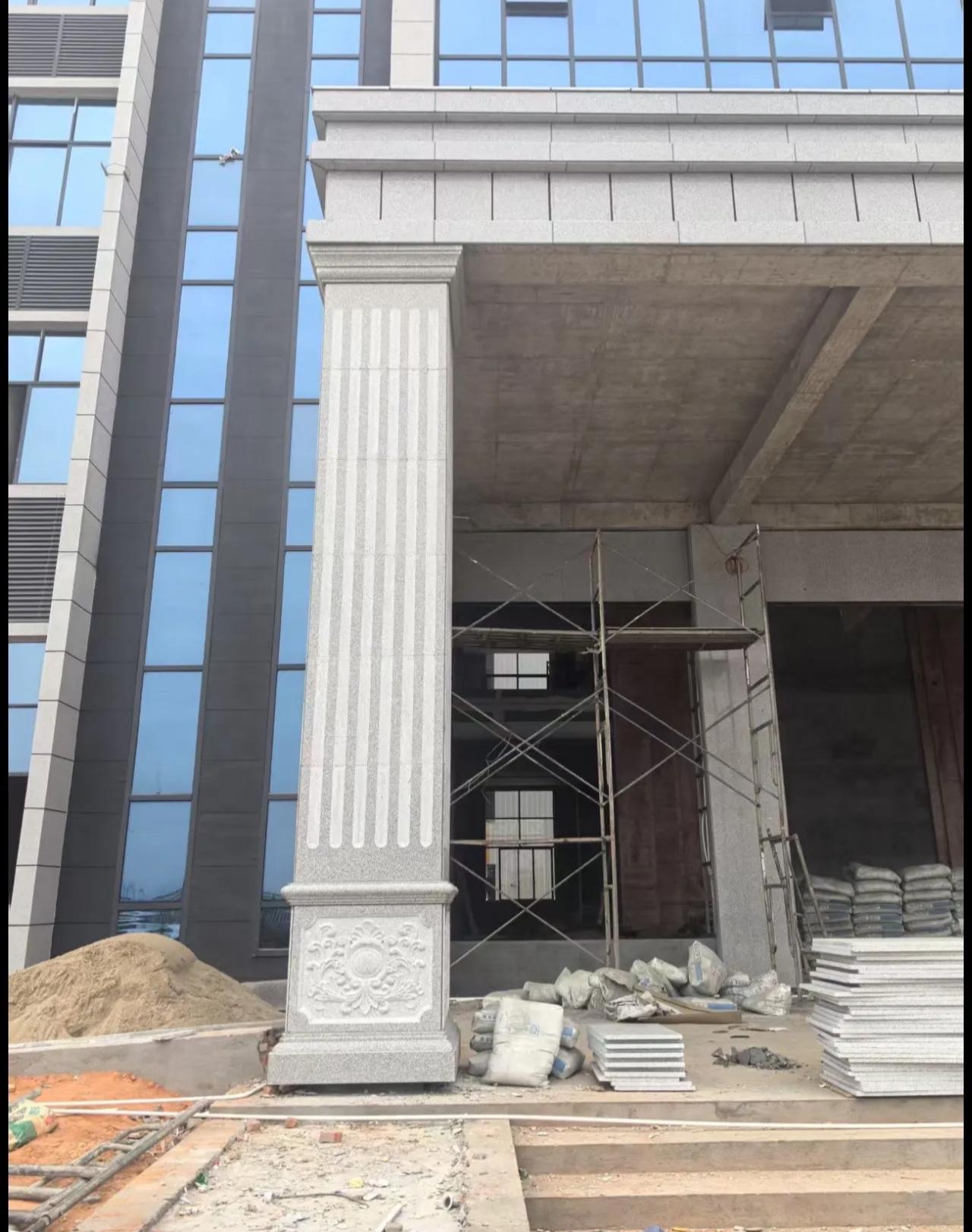 拉萨 芝麻白光面花岗岩门楼大柱（罗马柱）配雕花底座