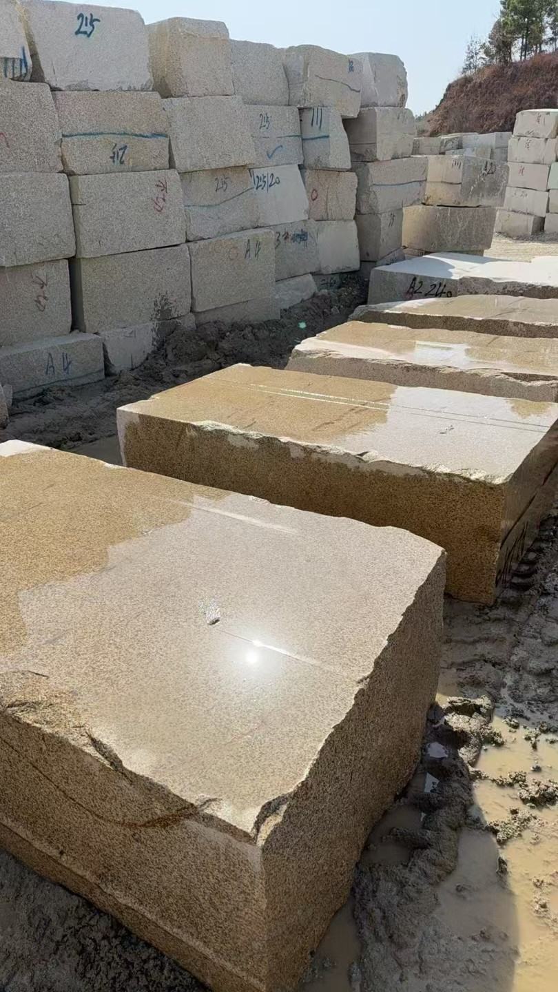 拉萨 黄金麻方料堆场洗料分选中，原材料充足