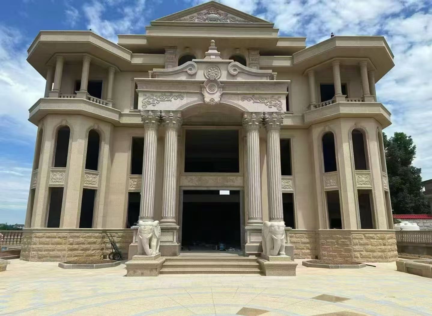 拉萨 黄金麻别墅外墙干挂，大柱，大象，蘑菇石，雕花板