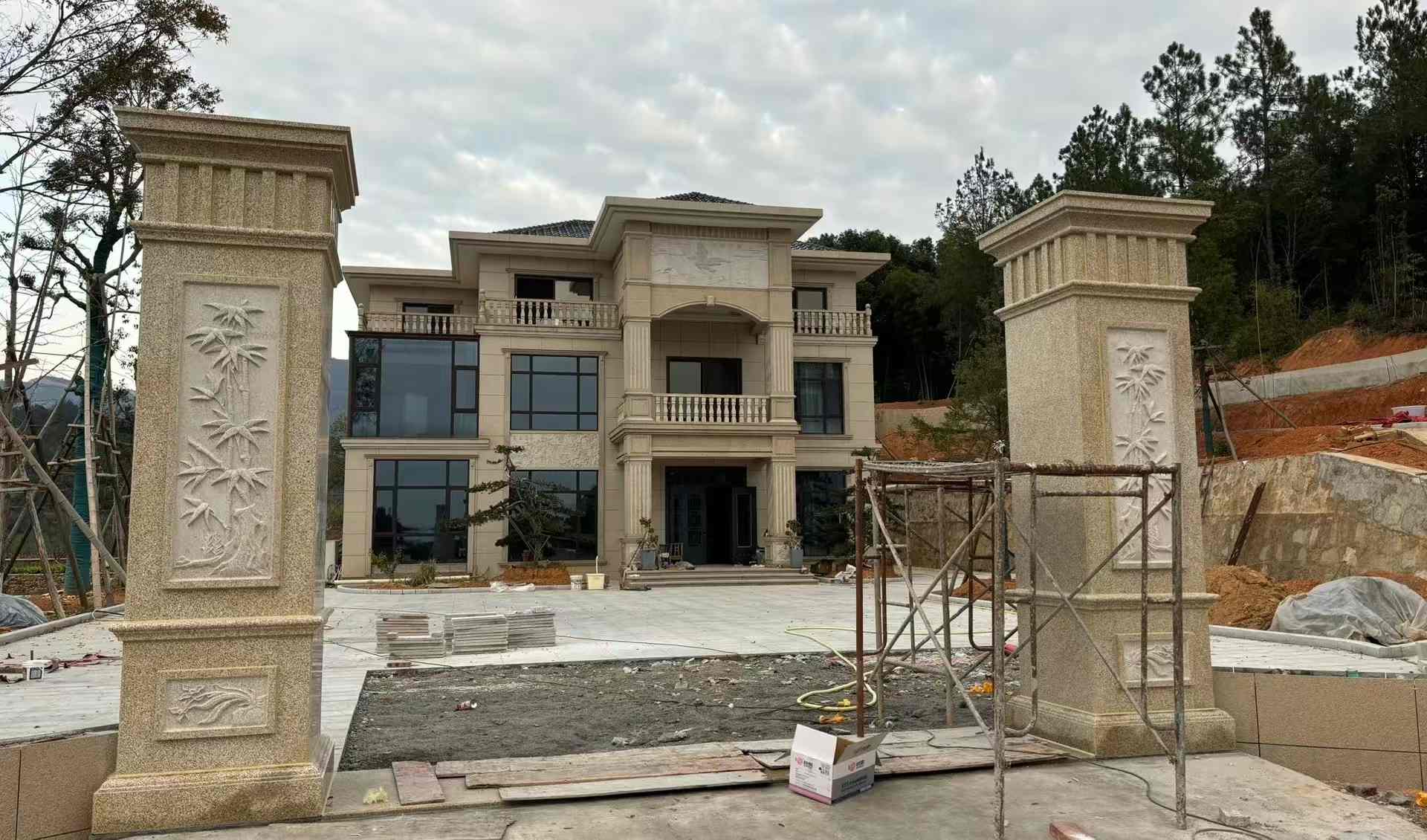 拉萨 黄金麻花岗岩别墅雕花外墙干挂配上门口雕花罗马柱