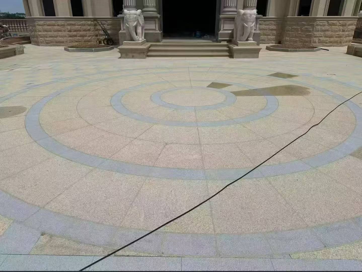 拉萨 黄金麻芝麻灰花岗岩石材地铺拼接效果