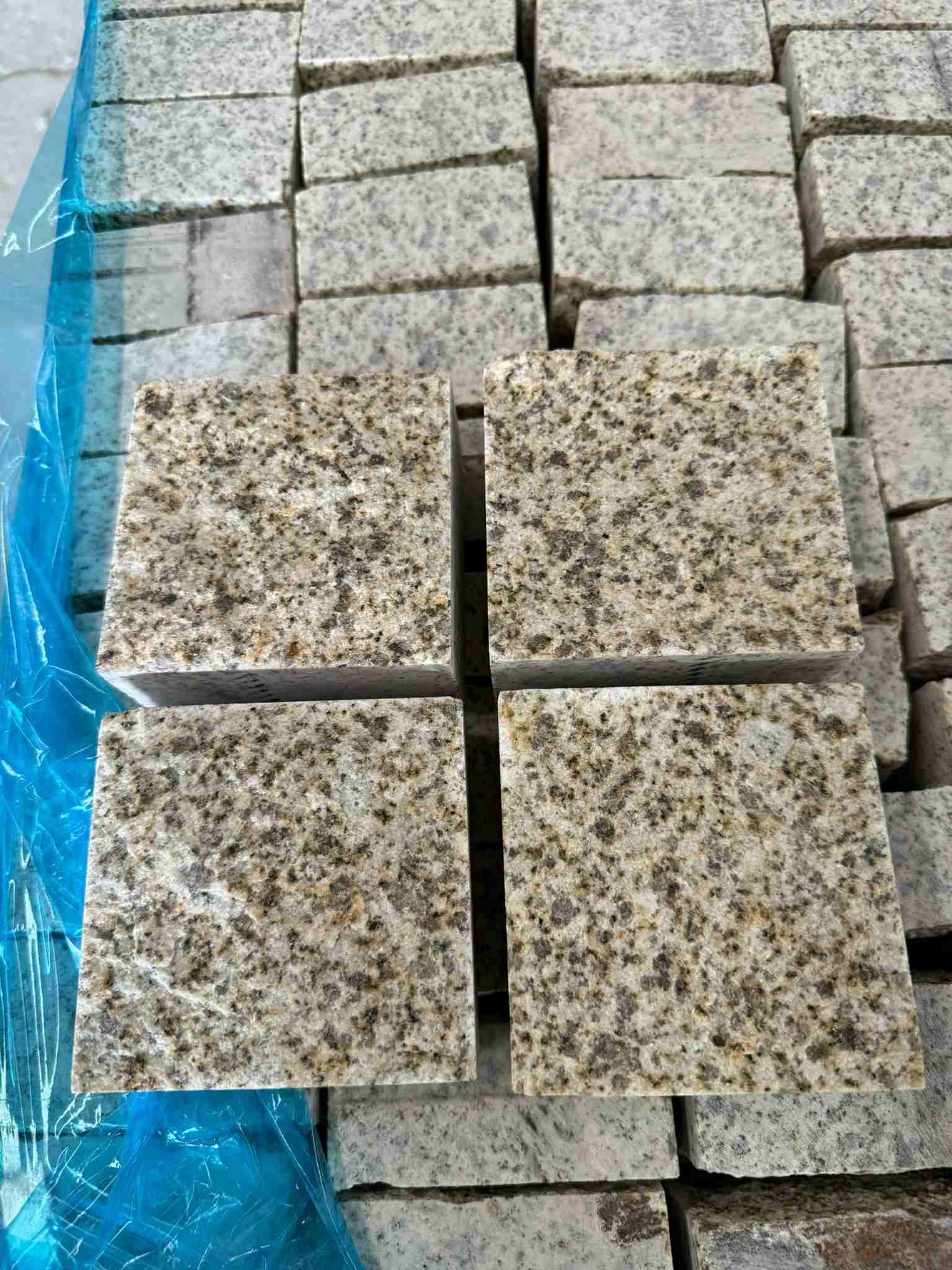 拉萨 黄金麻花岗岩自然面小方块，弹石，马蹄石等