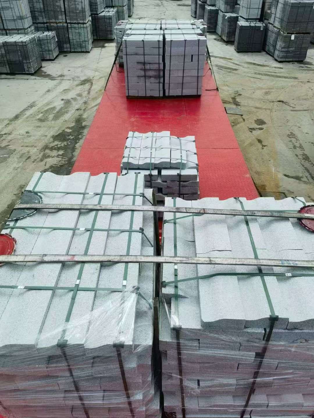 拉萨 芝麻白仿形加直形路沿石出货日常