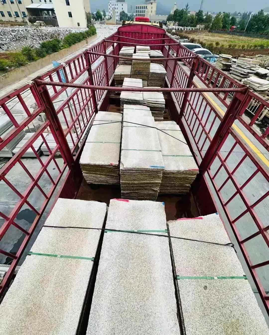 拉萨 黄金麻花岗岩荔枝面，光面毛板装车完成