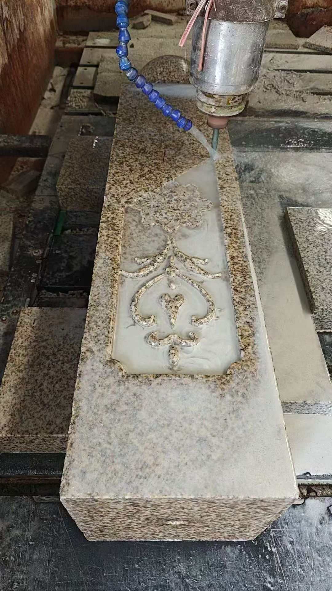 拉萨 黄金麻花岗岩异形加工雕刻栏杆大柱