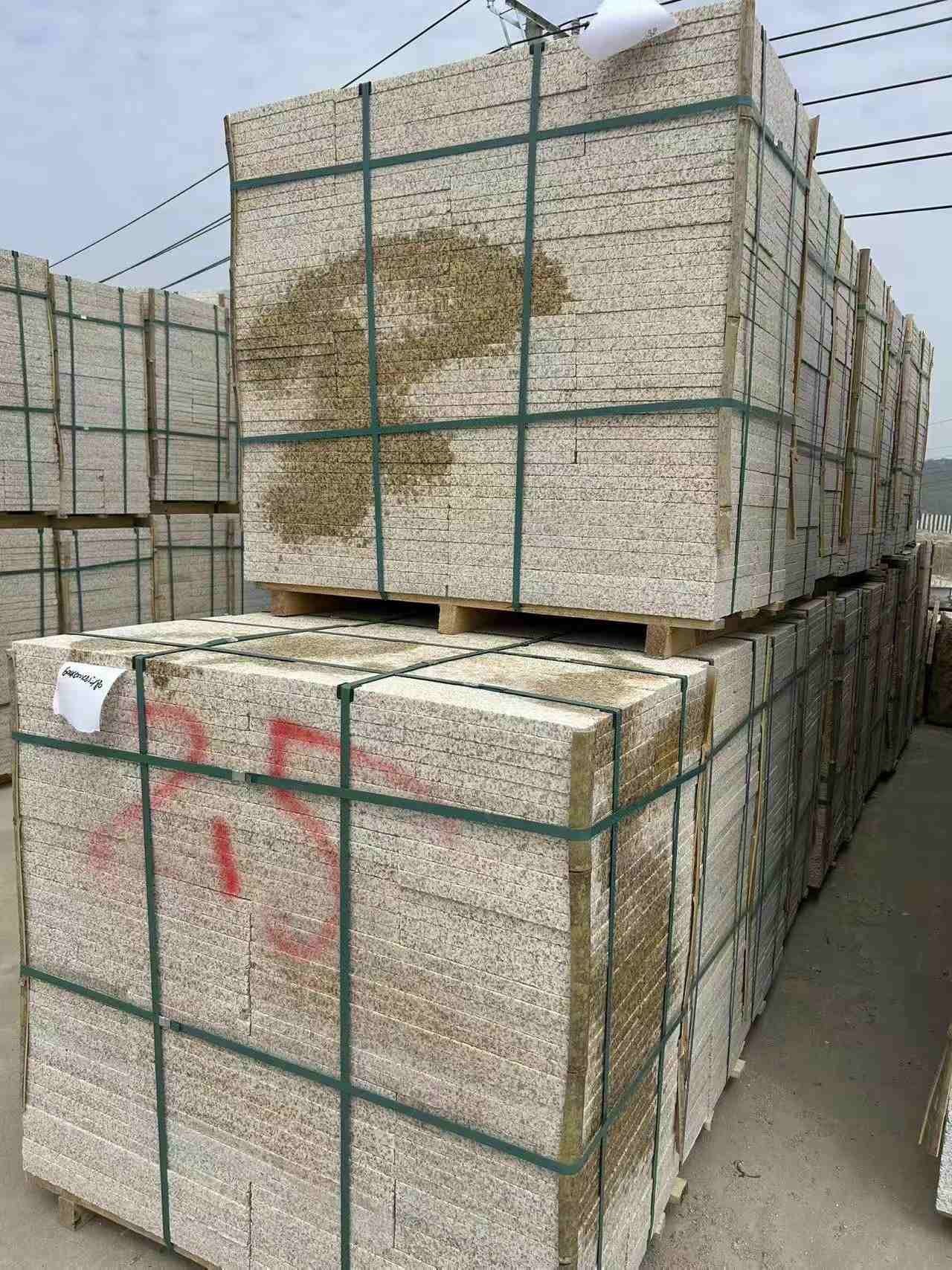 拉萨 黄金麻花岗岩石材荔枝面地铺石2.5*300*600