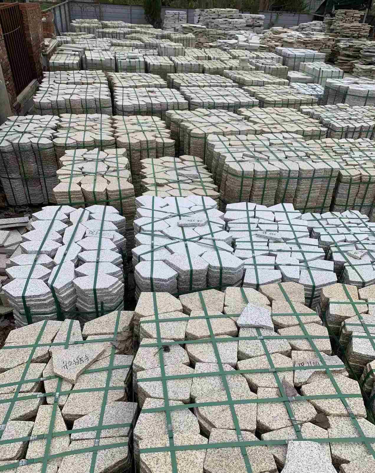 拉萨 黄金麻白麻花岗岩荔枝面地铺石(冰裂纹)