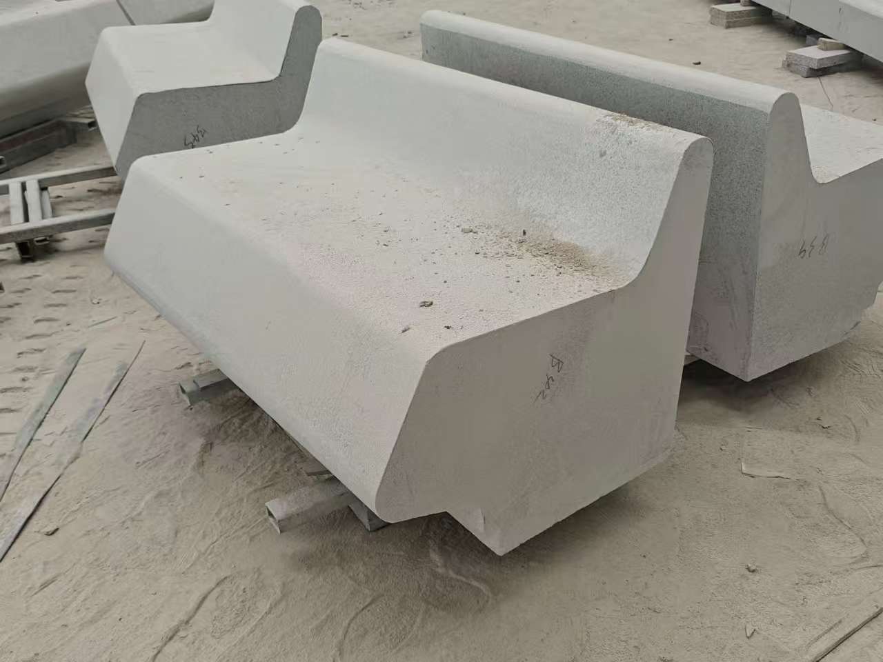 拉萨 芝麻白花岗岩异形坐凳，石凳