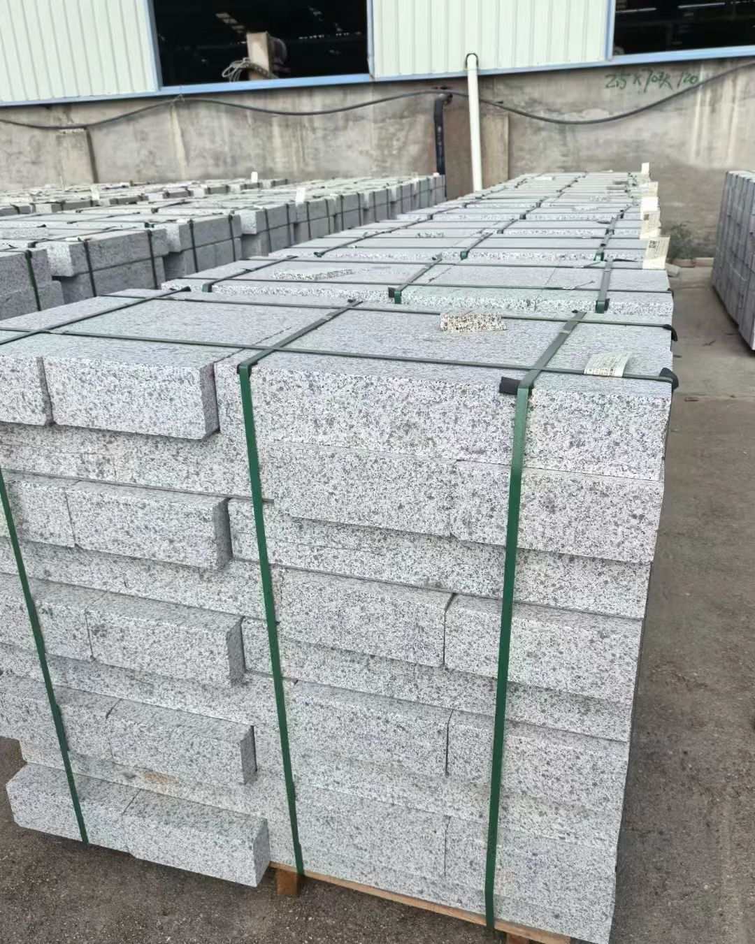 拉萨 白麻花岗岩路沿石，弧形路沿石，道牙石，马路牙子，界石，路缘石，平沿石，直岩石，平缘石等