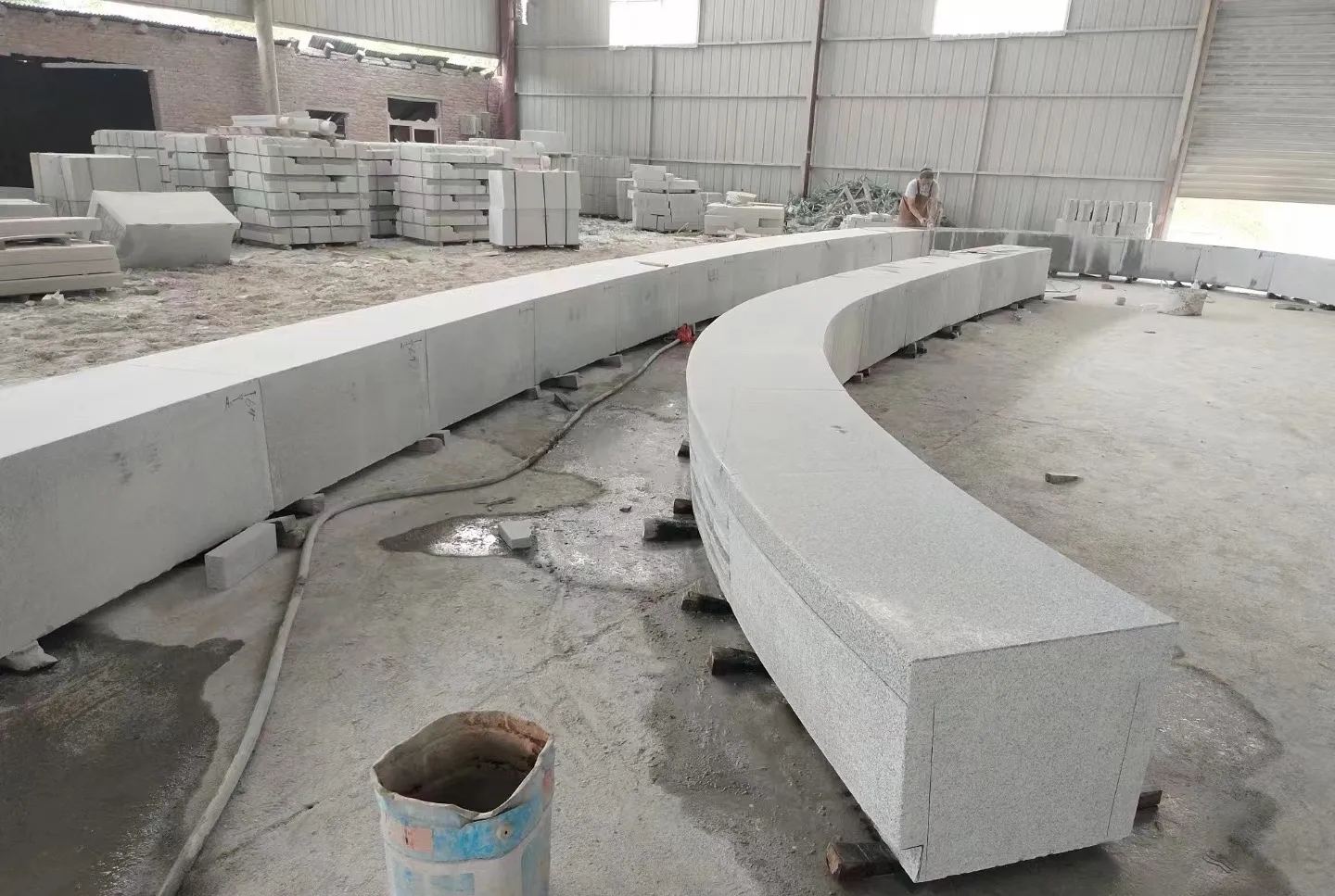 拉萨芝麻白花岗岩石板材 园林光面弧形坐凳