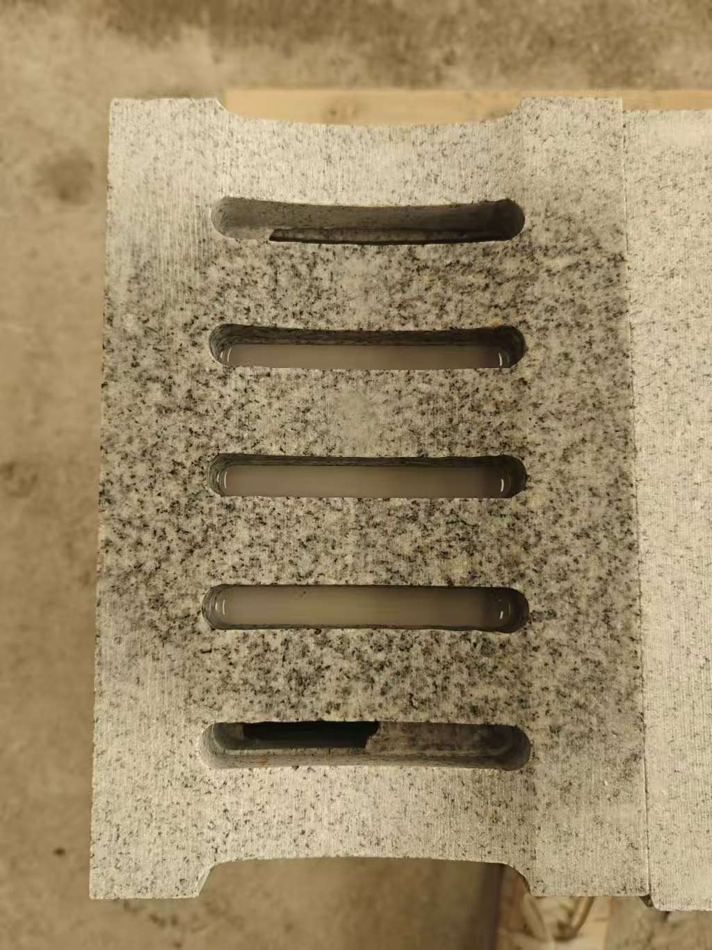 拉萨 芝麻白拉丝面花岗岩U型开槽排水槽