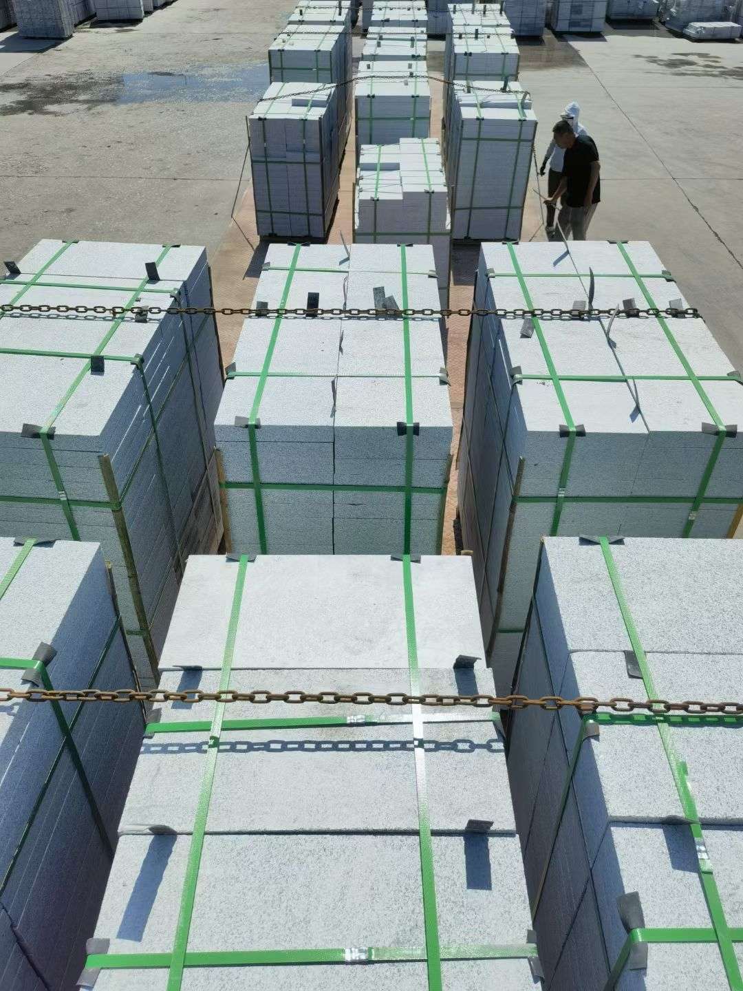 拉萨 芝麻白花岗岩5公分地铺石 花岗岩厂家工厂装车日常